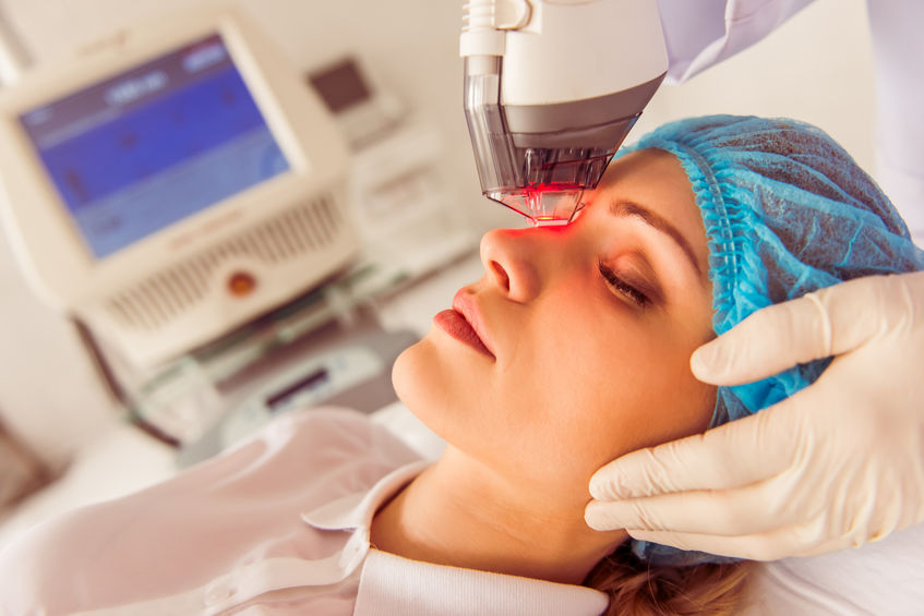 How can Intense Pulsed Light (IPL) therapy help with dry eye treatment?